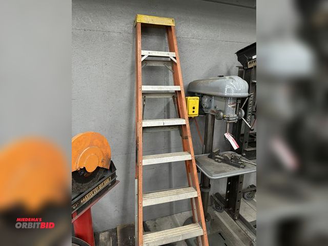 Lot 1-544 - (1) Bauer 8' fiberglass step ladder.