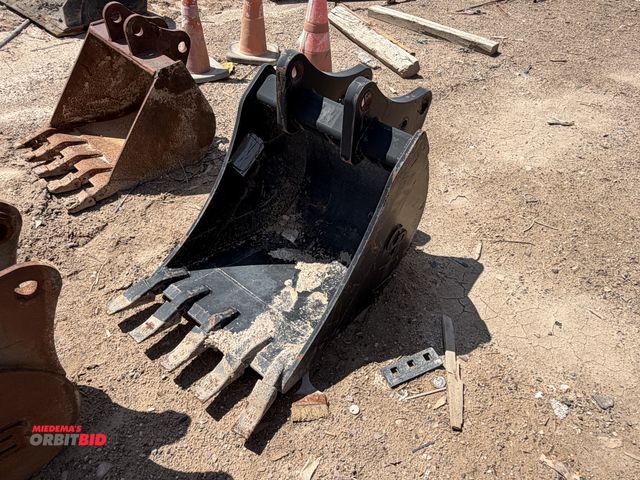 Lot 1-18323 - (1) Palladin 5-tooth excavator bucket, 23-1/2" wide, SN J000124300-1, product New Holland B95D excav...