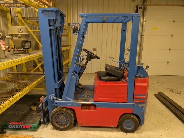 Lot 1-6636 - Toyota Forklift Toyota Forklift, approx. 2500 lb. max load capacity, 3-stage mast, 42" forks, 17825 ...