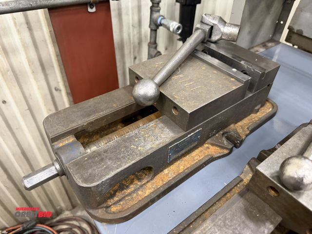 Lot 1-15139 - (1) Kurt Manufacturing Company 6" machinist's vise, model D675, with handle.