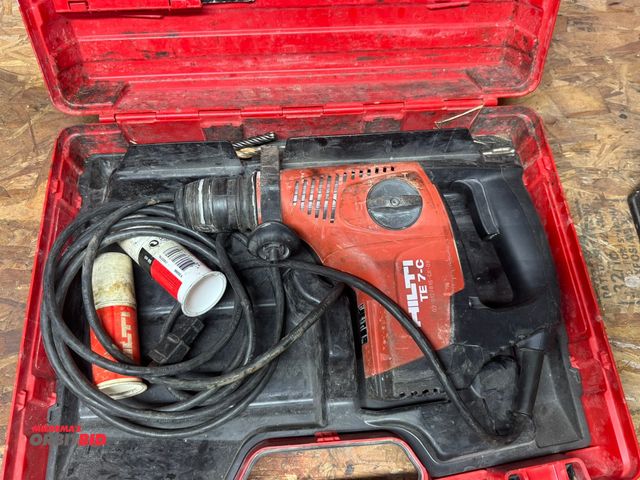 Lot 1-4152 - (1) Hilti TE7-C rotary hammer drill with case, drill bit, and assorted accessories.