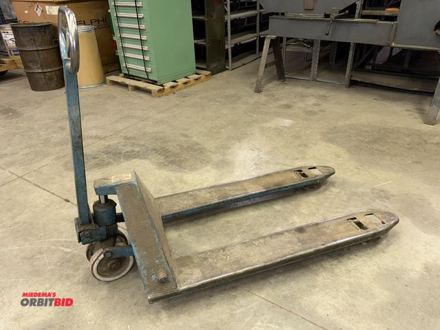 Lot 1-15099 - (1) R &amp; R Jak, model 55, 5500 lb. capacity hydraulic pallet jack, in working condition, S/N 6072...