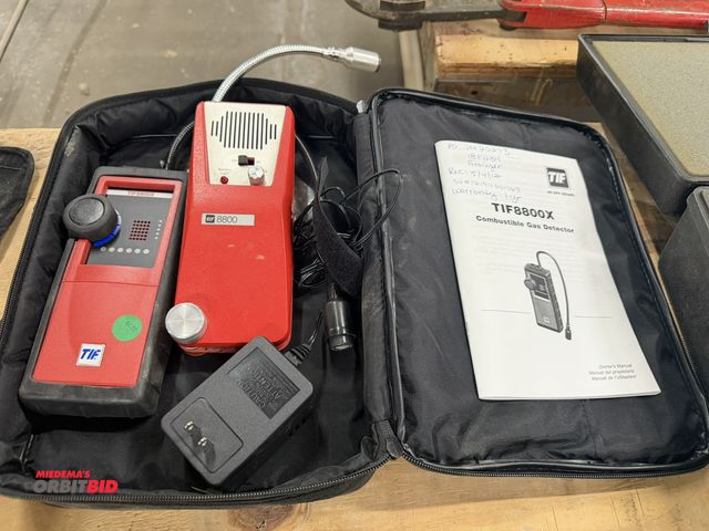 Lot 1-16946 - (1) TIF, model 8800X, combustible gas detector with case and manuals.