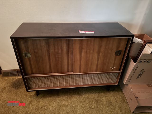 Lot 1-3113 - (1) Vintage radio with cabinet
