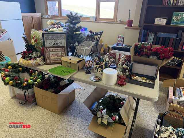 Lot 1-19206 - Large lot of assorted Christmas décor, includes candles, pictures, sleighs, wreaths, and much more.