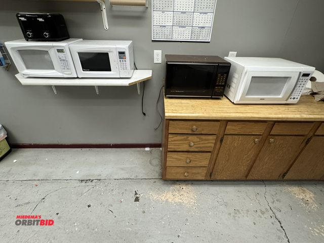 Lot 1-19569 - (2) Magic Chef, (1) Amana Radar Range, and (1) Kenmore microwave oven, along with (1) Hamilton Beach...