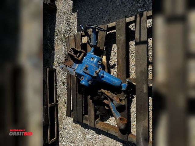 Lot 1-6949 - (1) Ford tractor hydraulic housing case cover, with assorted parts.