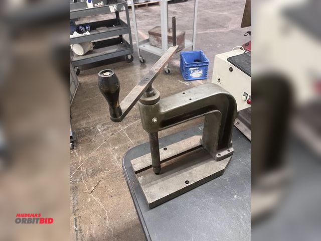 Lot 1-3573 - Manual Bench-Mount Hand Tapper