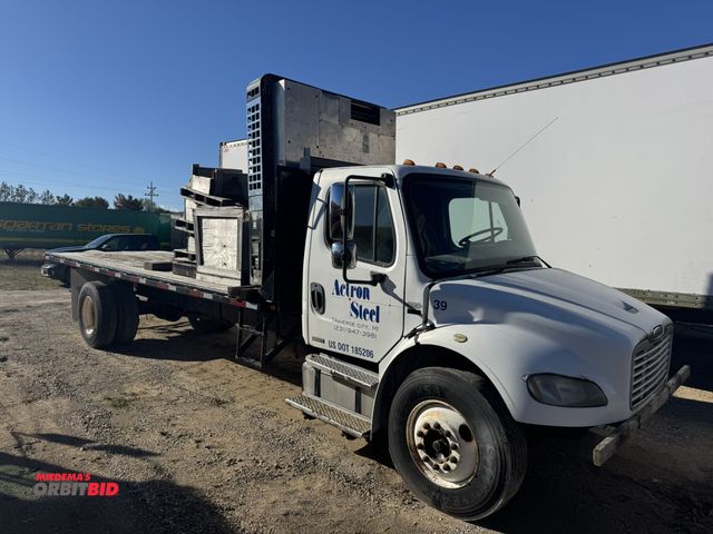 Lot 1-7077 - 2006 Freightliner FLATBED Business Class M2 (1) flatbed, single axle truck, 25,500 lb. GVWR, automat...