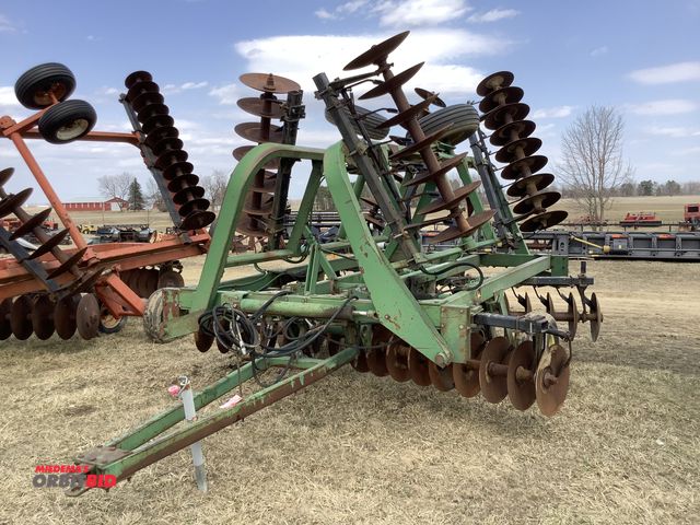 Lot 1-10423 - (1) John Deere T0230 disc, S/N 025158, approx. 22' wide, tandem axle wheels, hydraulic wings.