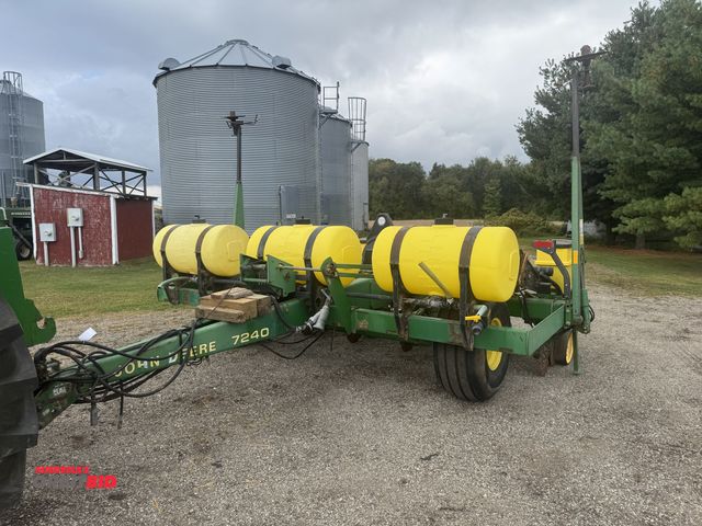 Lot 1-19960 - (1) John Deere 7240, 6-row corn planter with liquid fertilizer, 16.5L-16.1 tires, seed box extension...