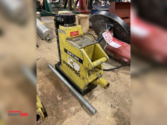 Lot 1-6261 - (1) Enerpac Saf-T-Lite, model JTA-76, 7-ton manual jack, in working condition.