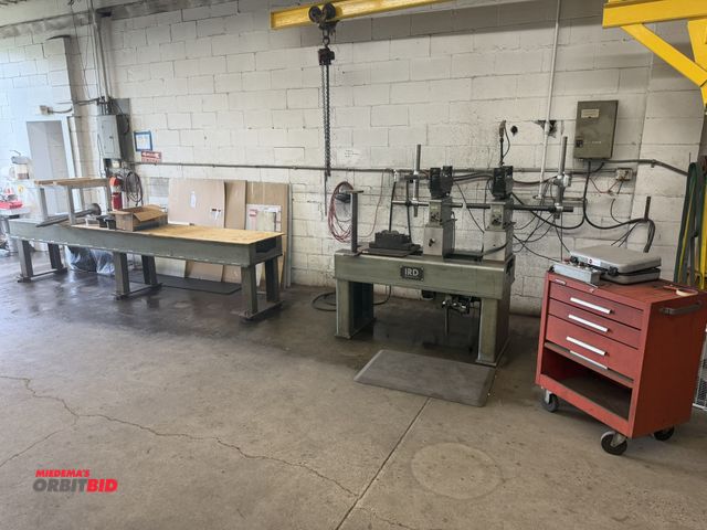 Lot 1-6245 - (1) IRD Mechanalysis horizontal balancing machine, model B20-3V, 2000 lb. capacity, S/N G230007, equ...
