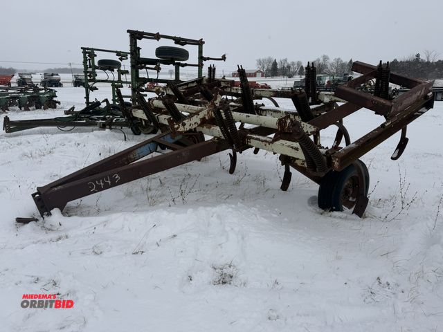 Lot 1-10433 - (1) unknown brand, 13-shank chisel plow, missing hydraulic cylinder.