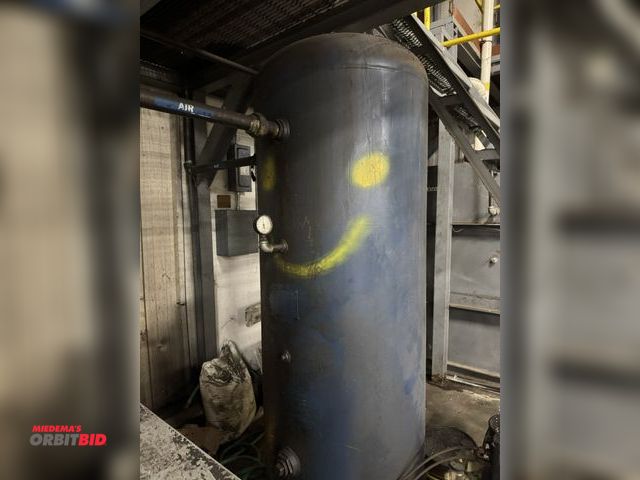 Lot 1-2559 - (1) Approx. 200 gallon vertical air holding tank.