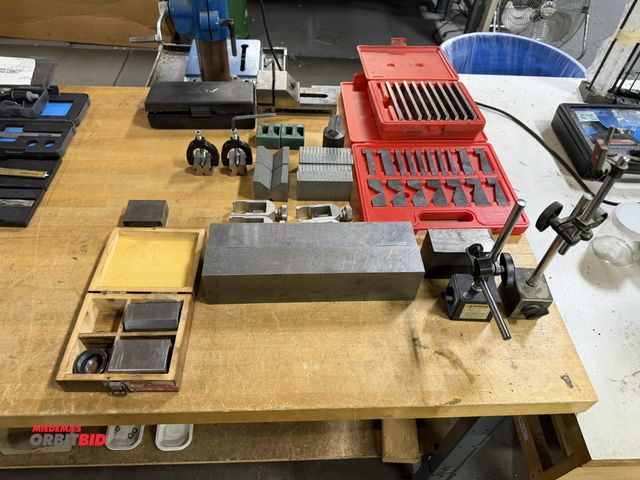 Lot 1-18877 - Large lot of assorted machine items, includes (2) Magnetic stands, (2) parallel bars, 12 3/4" x 2" x...