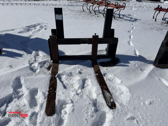 Lot 1-11581 - (1) set of loader tractor pallet forks, 42" long x 4" wide, loader tractor attachment brackets are 4...