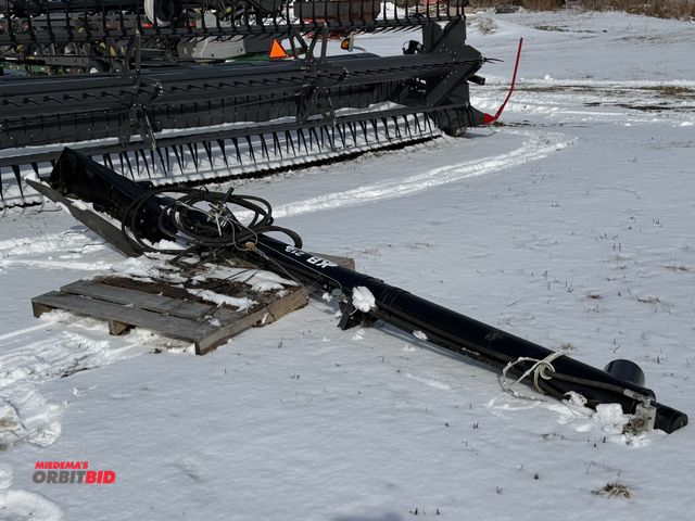 Lot 1-11610 - (1) Killbros KB212, 12' hydraulic box auger with steel flighting, hydraulic motor, hoses, and basket...