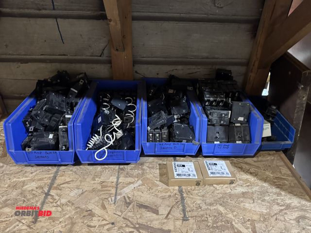 Lot 1-4442 - Large lot of Siemens bolt on style breakers, includes arc fault, (2) new Siemens ground fault, singl...