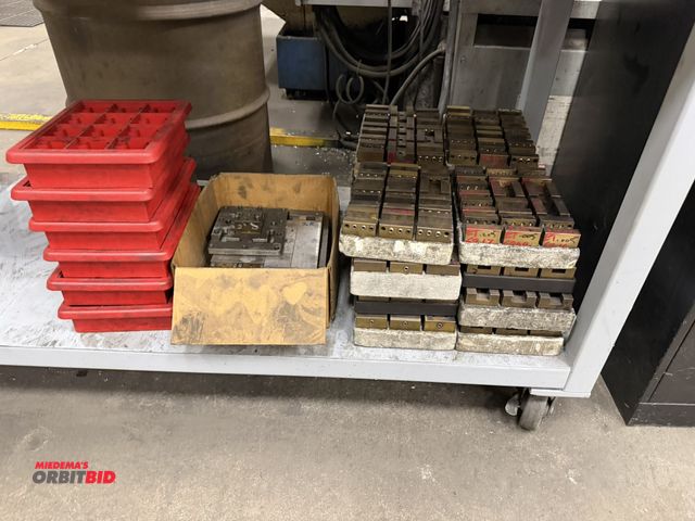 Lot 1-15423 - (16) trays of 12 Aurora U20 slotted tool holders, includes extra plastic trays.