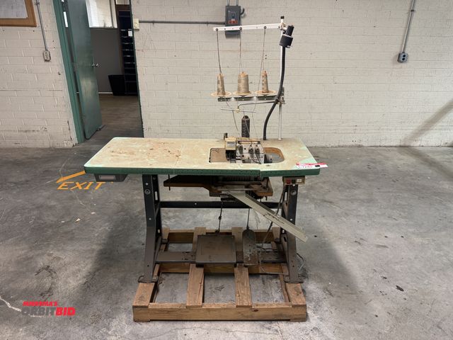 Lot 1-7240 - (1) Singer 1831U Sewing Machine W/ Table &amp; Foot Pedal