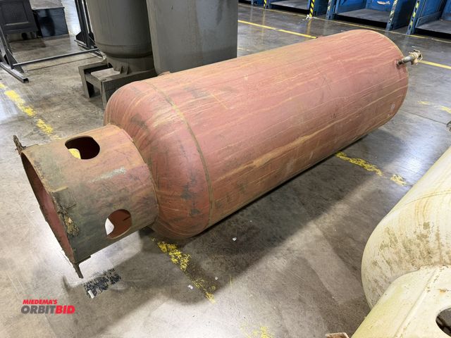 Lot 1-5150 - (1) approx. 240 gallon capacity auxiliary air tank (actual capacity is unknown), tank is approx. 32"...