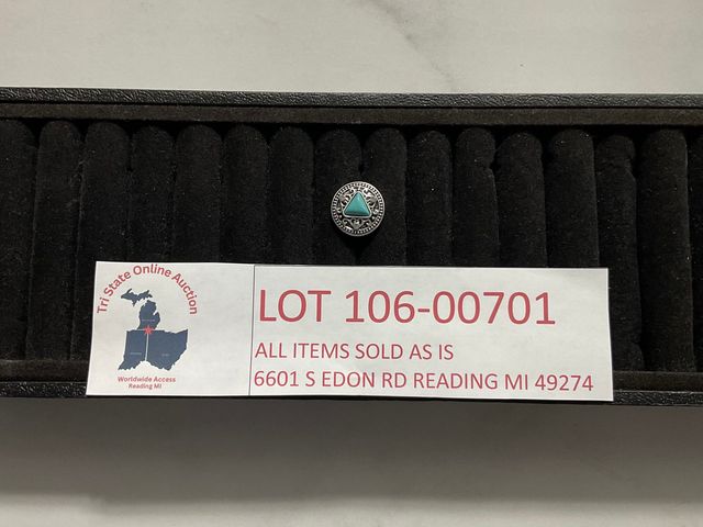 Lot 106-00701 - Medium turquoise w/ rhinestones snap.