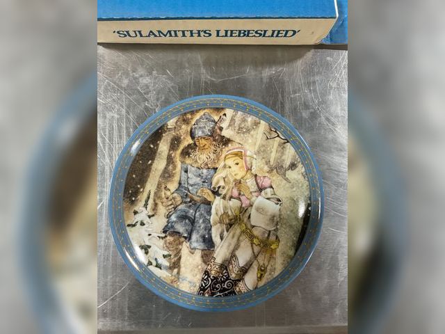 Lot 106-001197 - Konigszelt Bavaria plate. Unused in original box. Mint condition