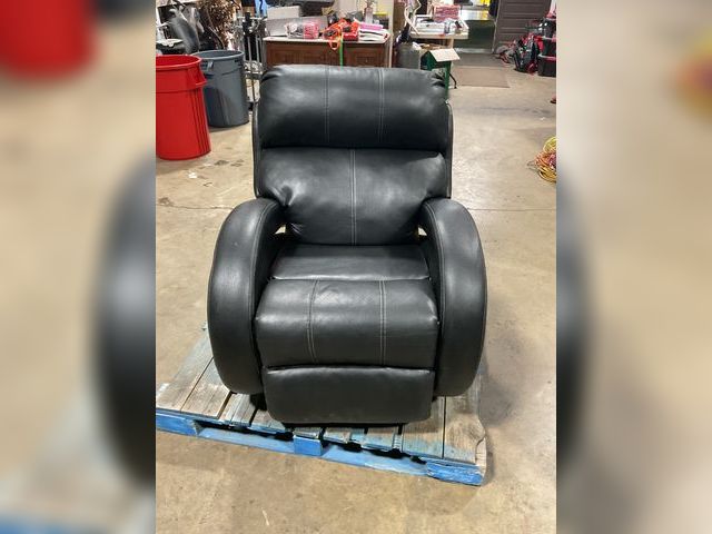 Lot 106-001184 - Black leather swivel and rocking recliner. Some wear but otherwise in good condition.
33 inches wide...