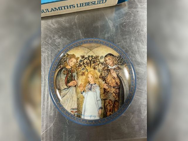 Lot 106-001198 - Konigszelt Bavaria plate. Unused in original box. Mint condition