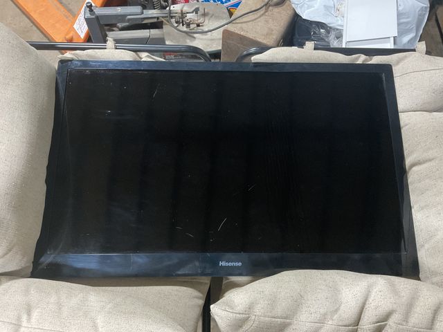 Lot 106-001255 - 39 Hisense Tv with Bracket and bolts. Scattered scratches on the screen. Works per seller.