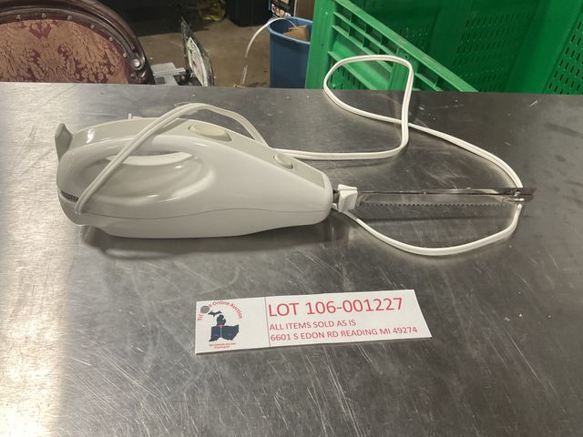 Lot 106-001227 - Toastmaster carver. Works per seller. Has both blades. No pieces missing