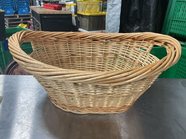 Lot 106-001223 - Wicker basket. Good condition