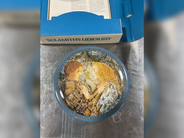 Lot 106-001195 - Konigszelt Bavaria plate. Unused in original box. Mint condition