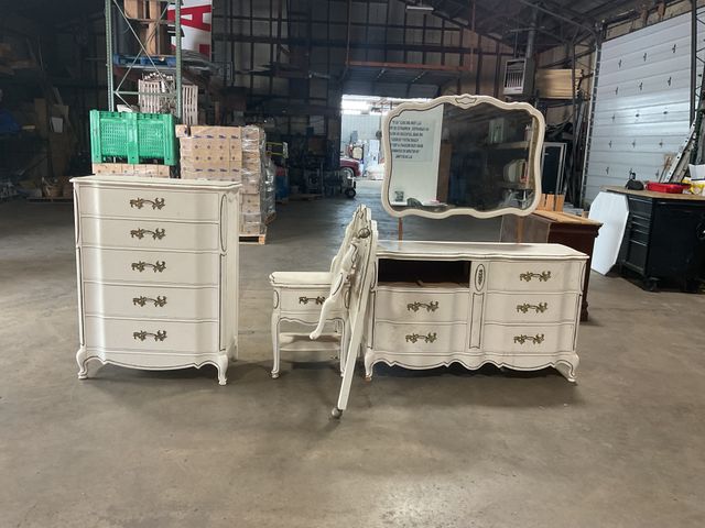 Lot 106-001238 - White wood bedroom set. Paint is chipping
