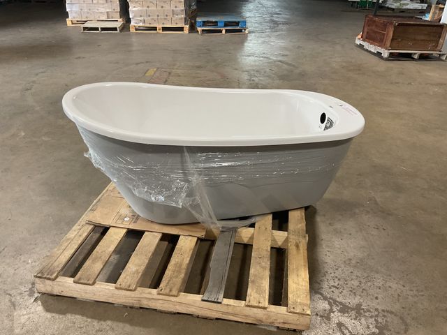 Lot 106-001243 - Soaking tub. Never been installed. no chips or cracks