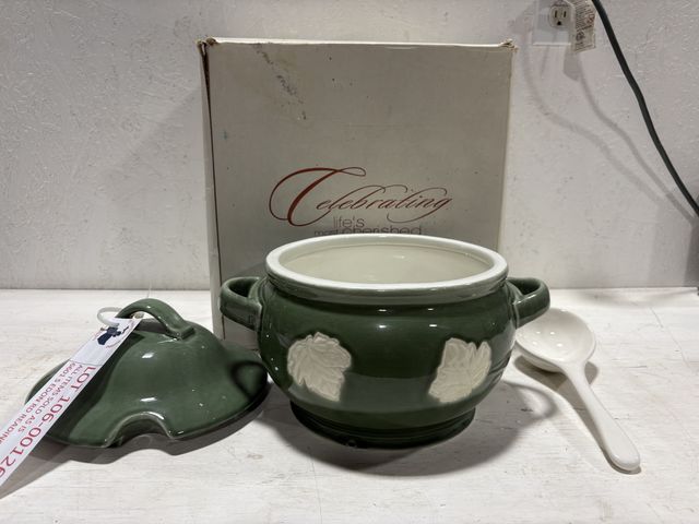 Lot 106-001266 - Jade Leaf Soup Tureen with spoon. No chips or cracks. comes in original box