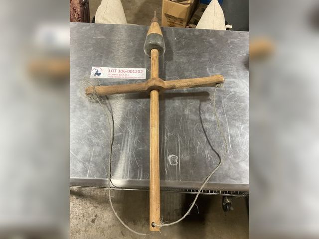 Lot 106-001202 - Antique hand drill. Needs restrung. Otherwise in good condition. Works per seller