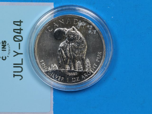 Lot 108-044 - 2011 CANADA $5 WILDLIFE SERIES WOLF COLLECTIBLE SILVER COIN MILK SPOTS