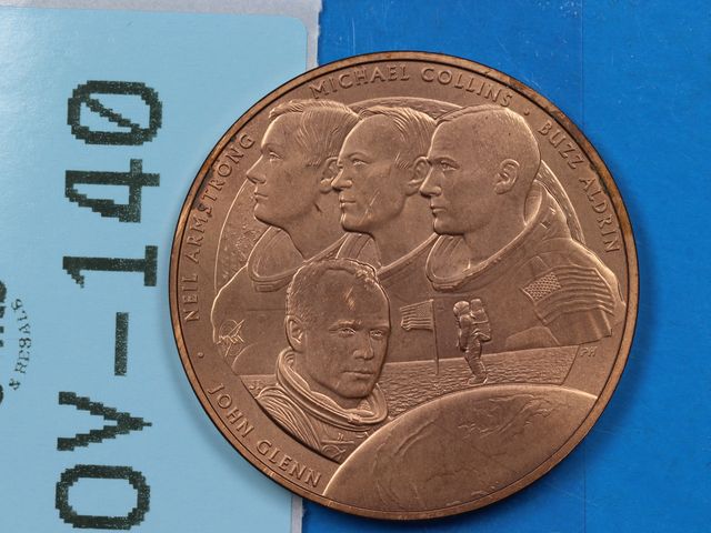 Lot 108-140 - NASA ASTRONAUTS BRONZE MEDAL TOKEN 1ST LANDING ON THE MOON