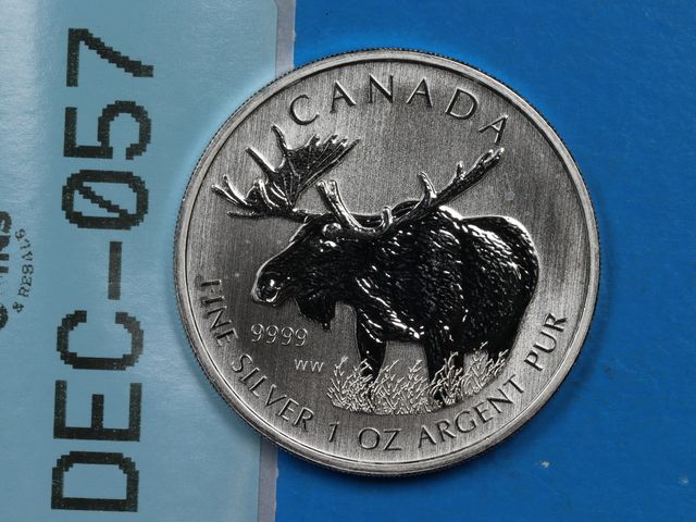 Lot 108-057 - 1oz FINE SILVER CANADIAN MOOSE RCM WILDLIFE SERIES 2012 SILVER CANADA 9999 FINE SILVER