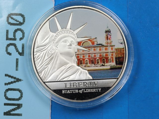 Lot 108-250 - COLORIZED STATUE OF LIBERTY DESIGN NOVELTY TOKEN ROUND PROOF