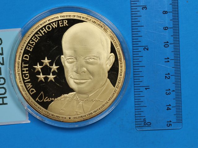 Lot 108-220 - LARGE 2014 U.S DWIGHT D. EISENHOWER COMMEMORATIVE COIN 24K GOLD LAYERED AMERICAN LEADERS OF WORLD WA...