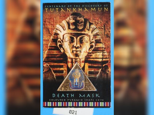 Lot 108-021 - 2022 DISCOVERY OF TUTANKHAMUN DEATH MASK BRONZE GOLD-CLAD PYRAMID SHAPED KING TUT