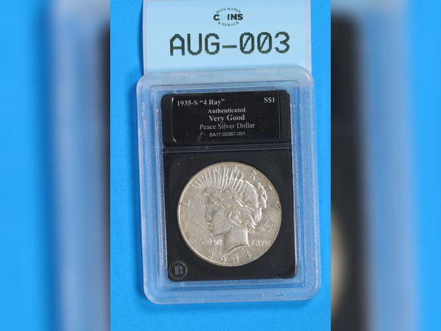 Lot 108-003 - 1935-S SILVER PEACE DOLLAR "4 RAY" EARLY US TYPE COIN SILVER BRADFORD EXCHANGE IN PLASTIC CASE