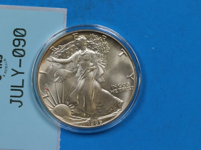 Lot 108-090 - 1986 $1 AMERICAN SILVER EAGLE 1oz SILVER 999 BULLION COIN FIRST YEAR ISSUE