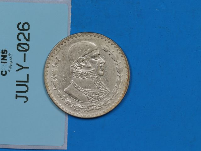 Lot 108-026 - 1958 MEXICO UN PESO SILVER COIN