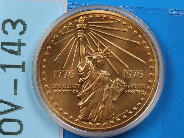 Lot 108-143 - 1976 STATUE OF LIBERTY TOKEN MEDAL