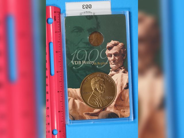 Lot 108-003 - LARGE 1909 VDB WHEAT PENNY &amp; REPLICA IN PLASTIC CASE
