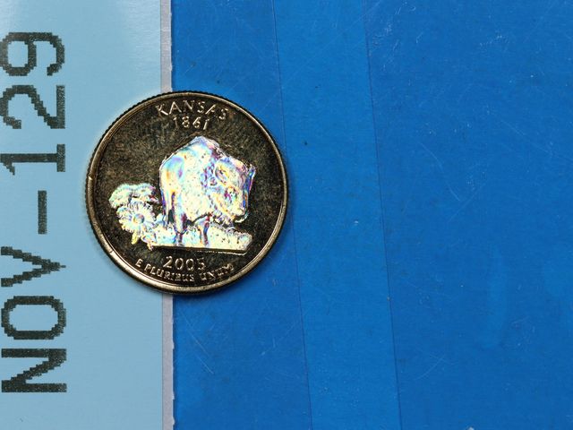 Lot 108-129 - 2005 KANSAS QUARTER THAT HAS A HOLOGRAM ON THE DESIGN